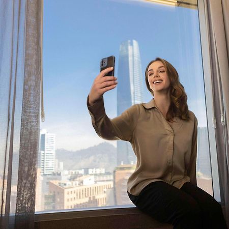 Hotel Pullman Santiago El Bosque Exterior foto A woman taking a selfie