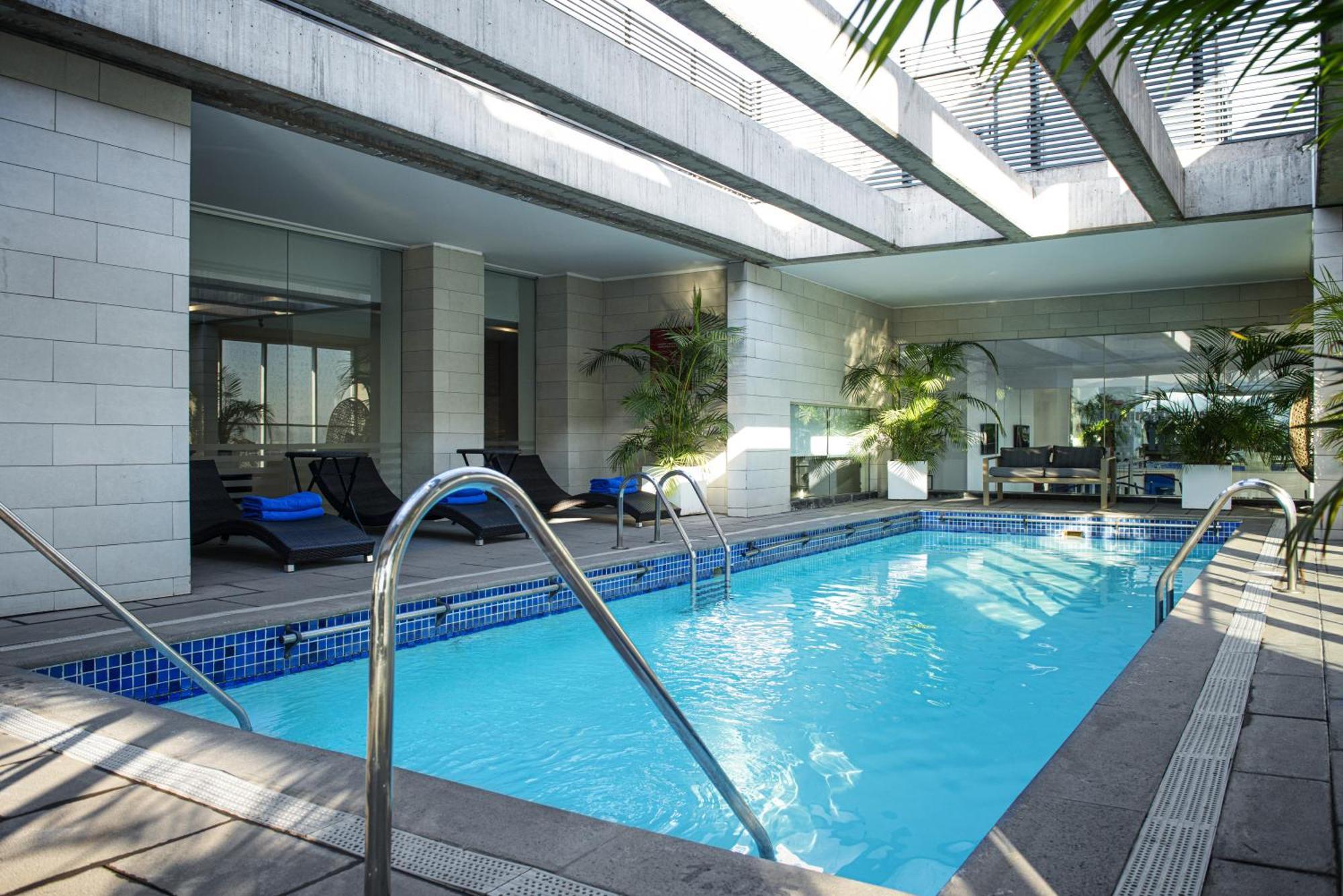 Hotel Pullman Santiago El Bosque Exterior foto The pool at the hotel